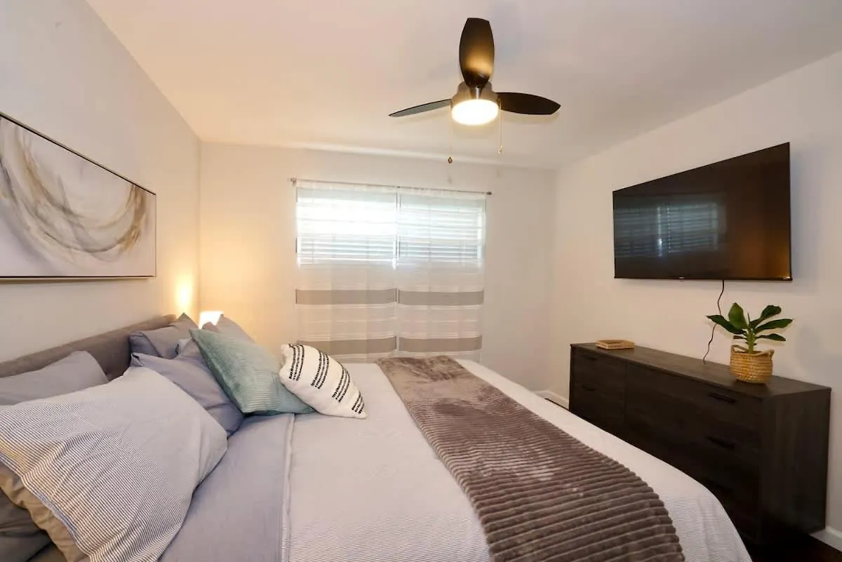 1 Bed 1 Bath Big Private Back Yard Location *