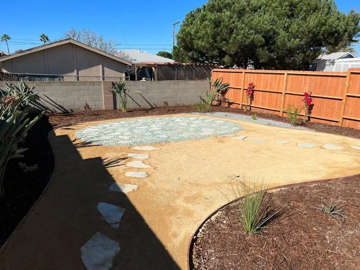 Holiday home 1 Bed 1 Bath Big Private Back Yard Location *