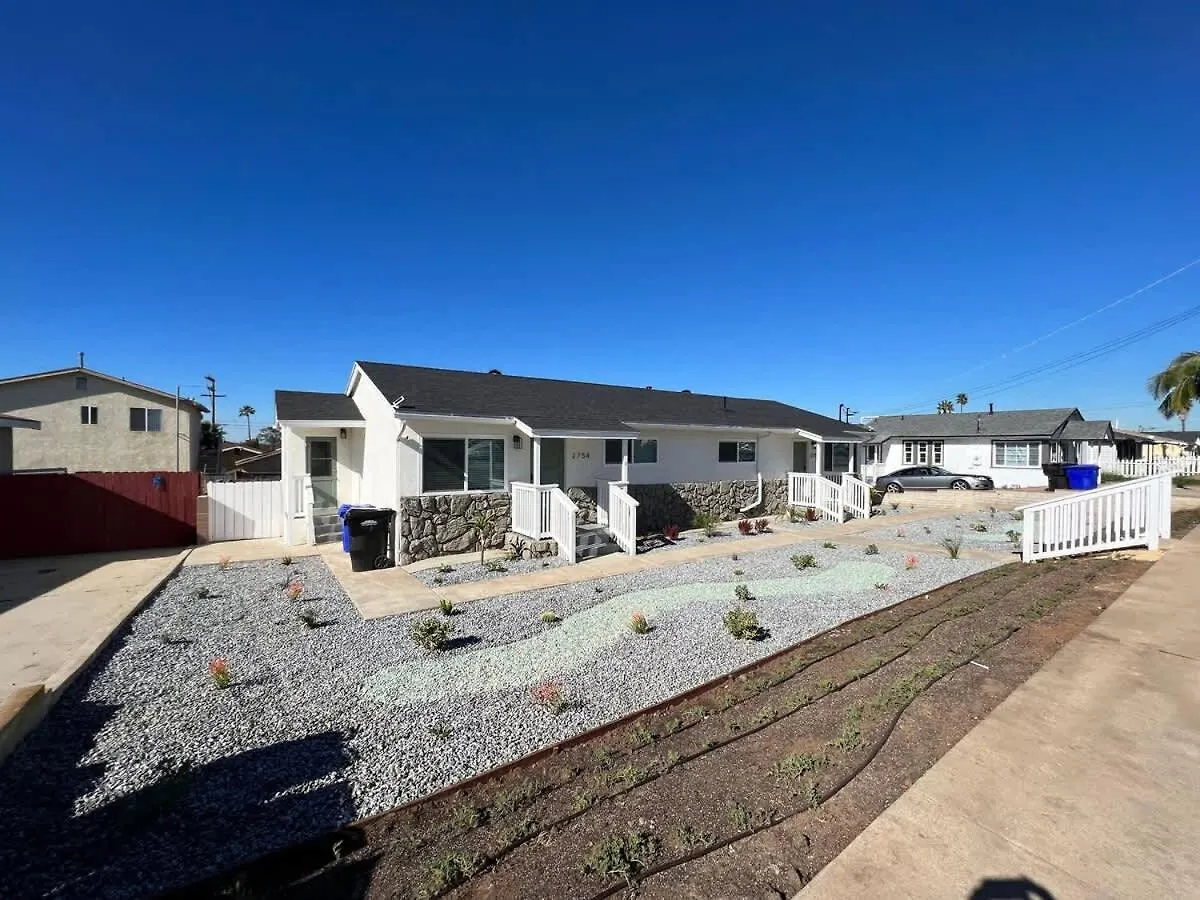 Holiday home 1 Bed 1 Bath Big Private Back Yard Location *