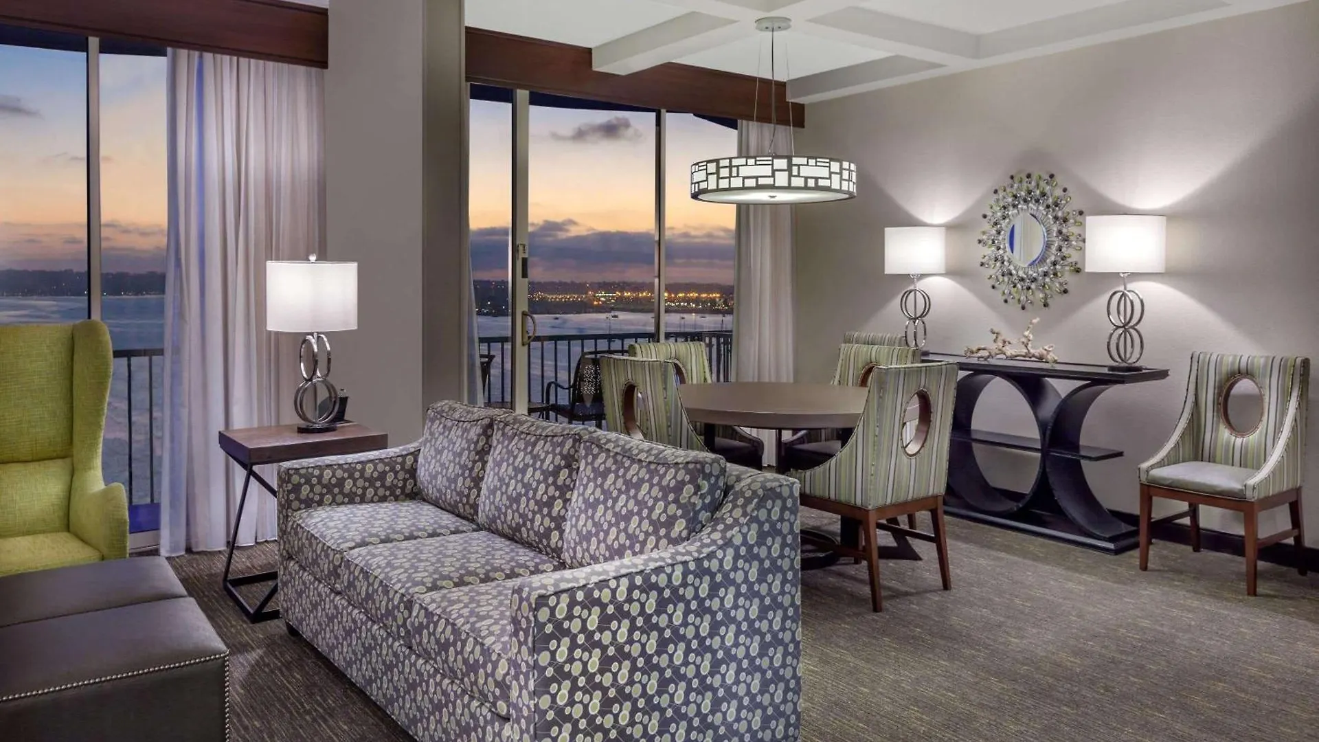 Wyndham Bayside Szálloda 3*