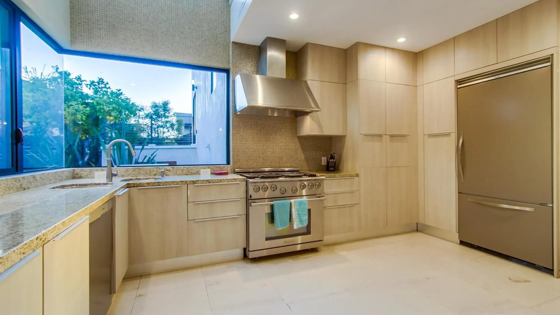 C823 - Cornish Estate