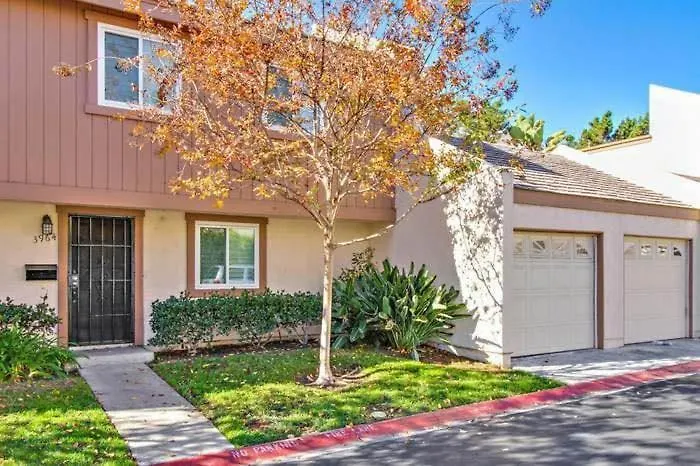 Σπίτι διακοπών Entire Private 4-Bedroom Home W Pool, King Bed, Garage, Prime Location *