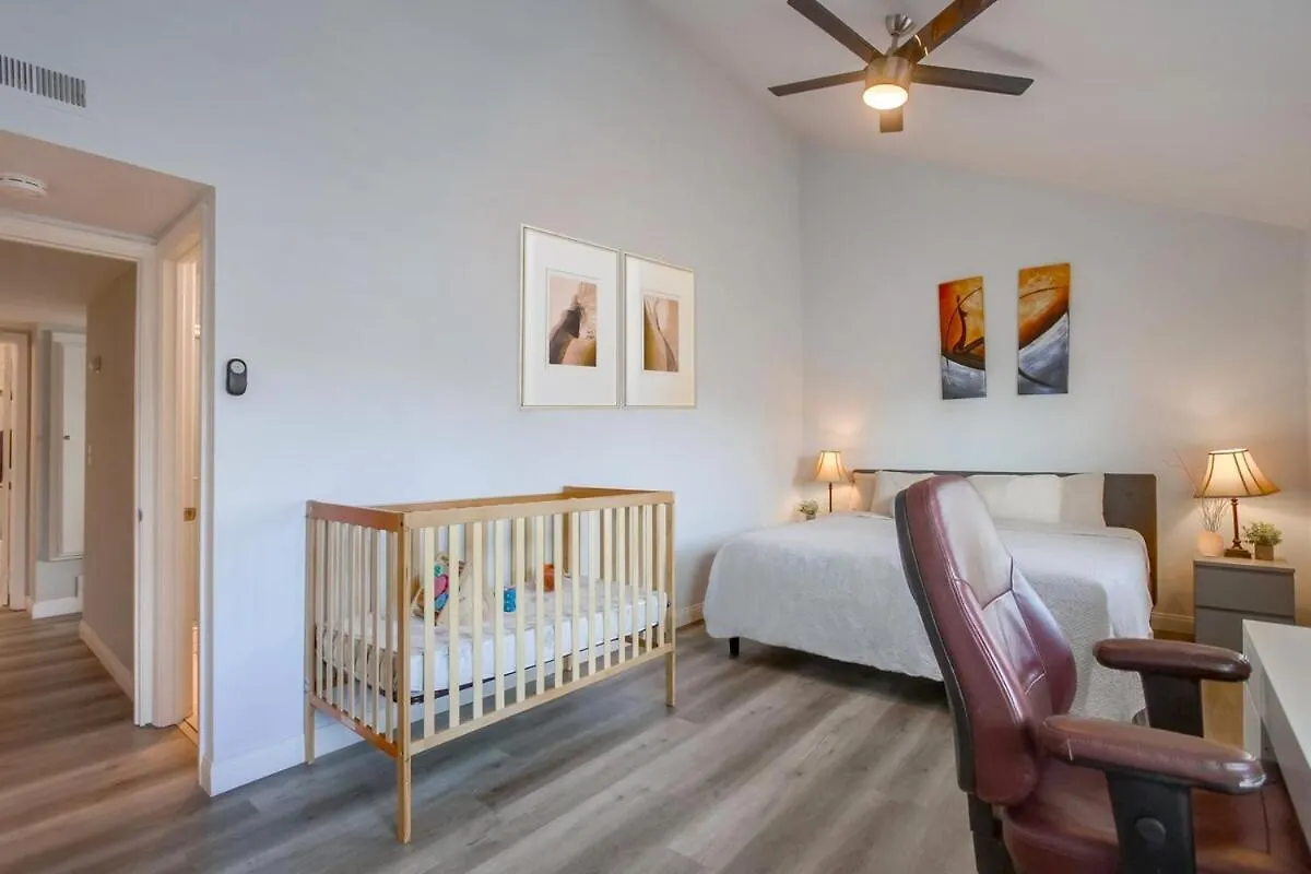 Σπίτι διακοπών Entire Private 4-Bedroom Home W Pool, King Bed, Garage, Prime Location