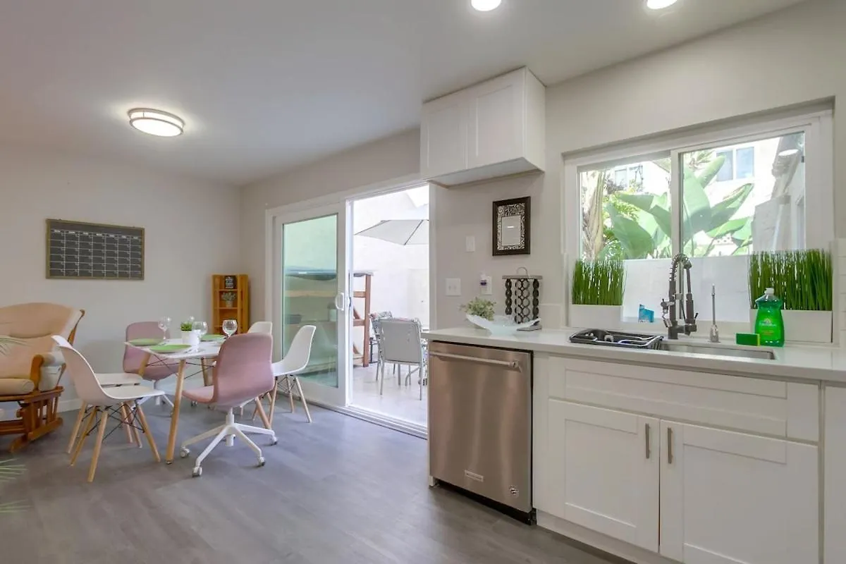Entire Private 4-Bedroom Home W Pool, King Bed, Garage, Prime Location Σπίτι διακοπών *