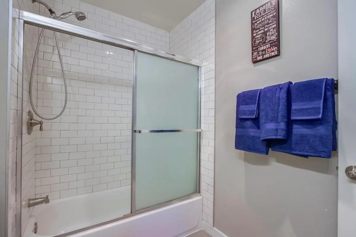 Entire Private 4-Bedroom Home W Pool, King Bed, Garage, Prime Location Σπίτι διακοπών Σαν Ντιέγκο