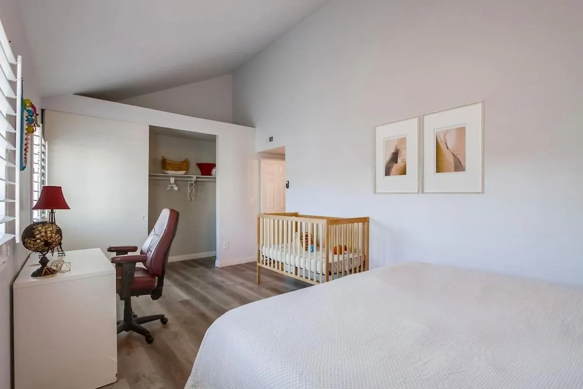 Entire Private 4-Bedroom Home W Pool, King Bed, Garage, Prime Location Σπίτι διακοπών