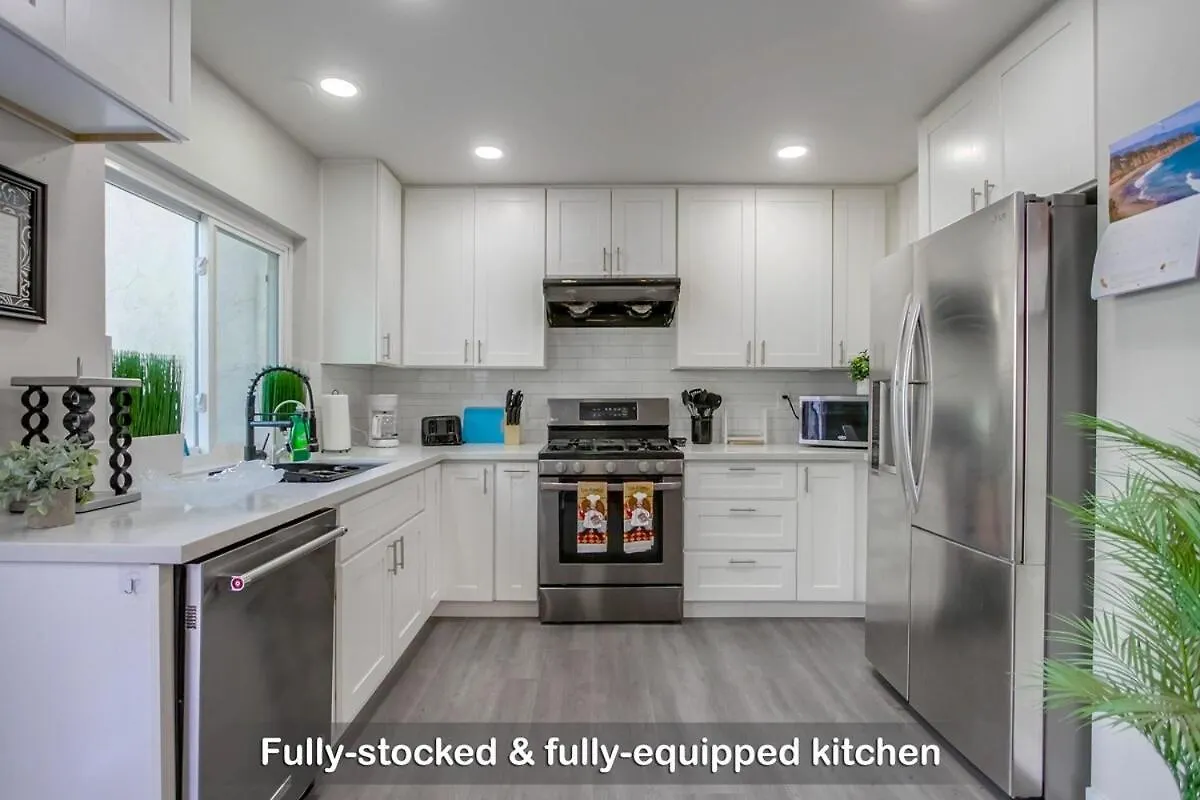 Σπίτι διακοπών Entire Private 4-Bedroom Home W Pool, King Bed, Garage, Prime Location *