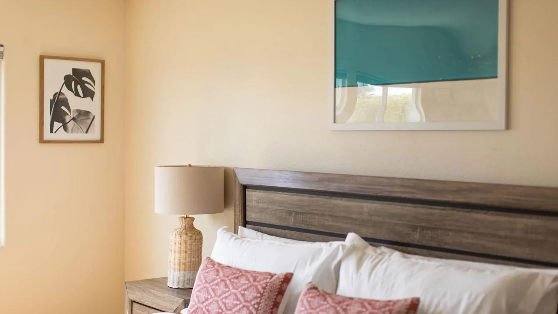 1 Mile To The Sunny Coastal Retreat Holiday home