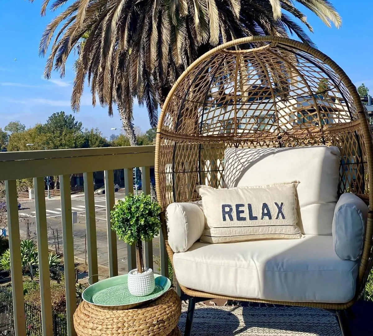 Bright & Quiet 1-bed With Balcony Apartment *