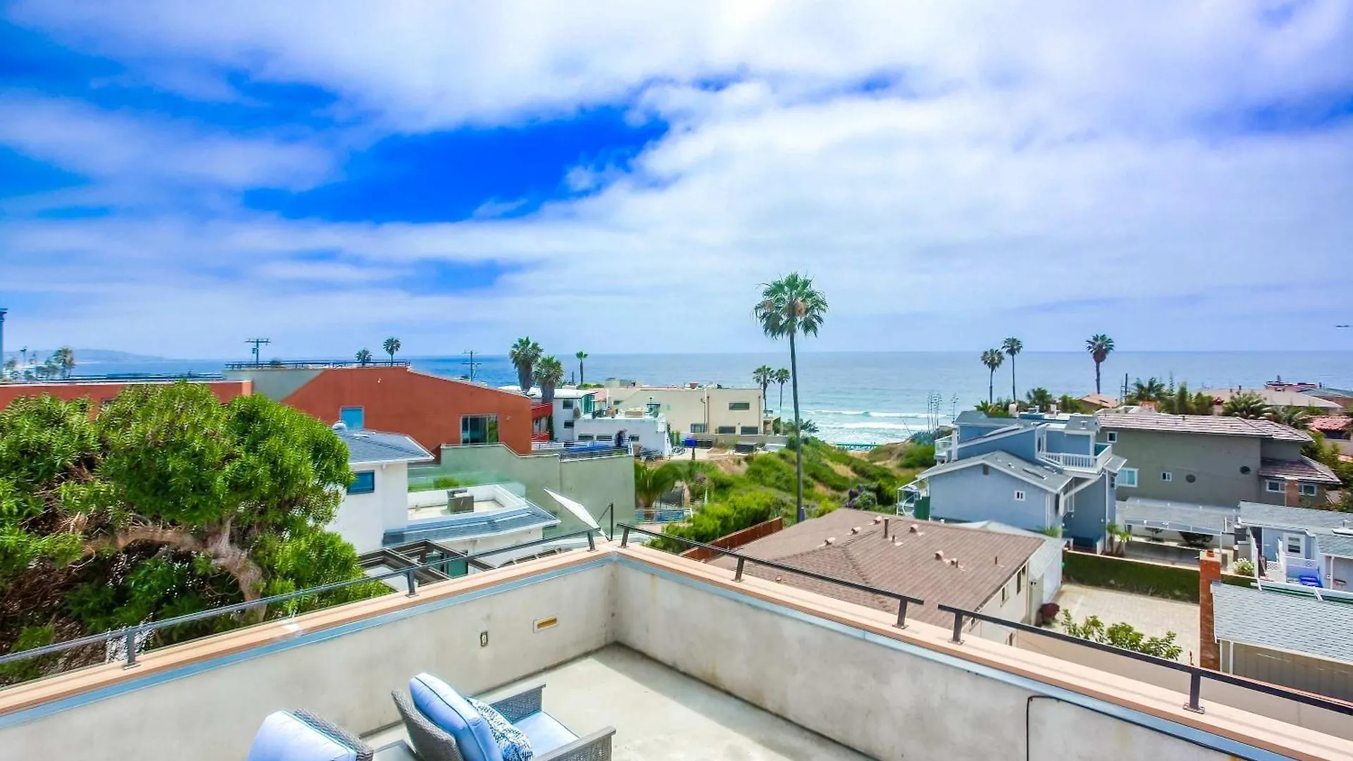 Holiday home Rooftop Patio Ocean Views Surf Break Steps Away *