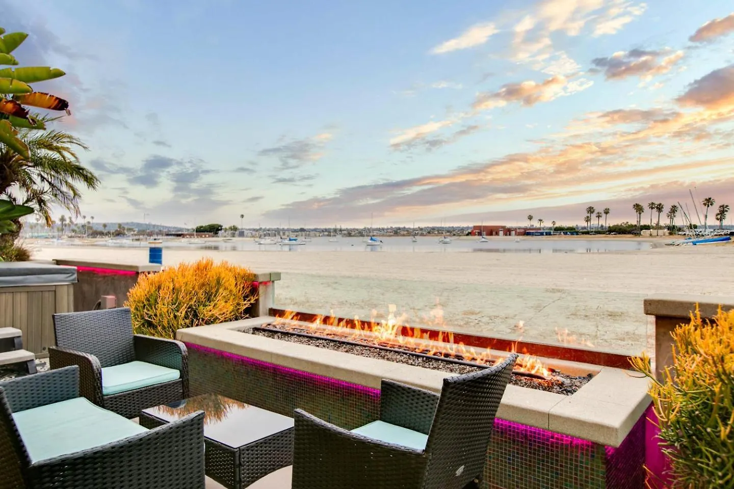 Beachfront Bliss Cozy 1br With Shared Perks *