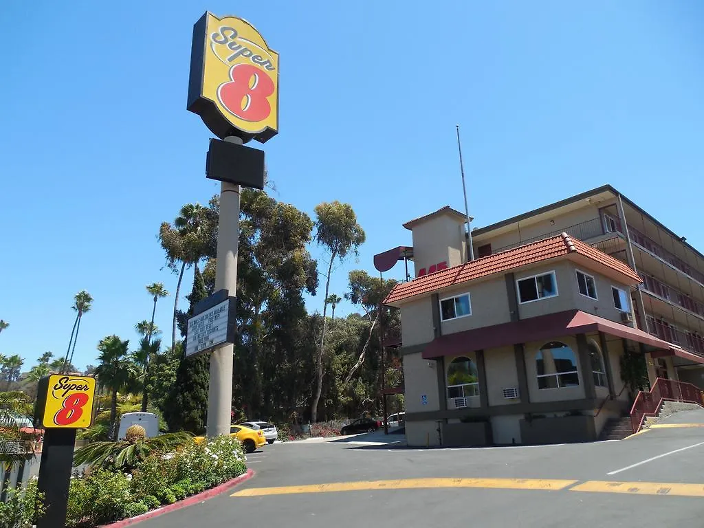 Super 8 By Wyndham Circle