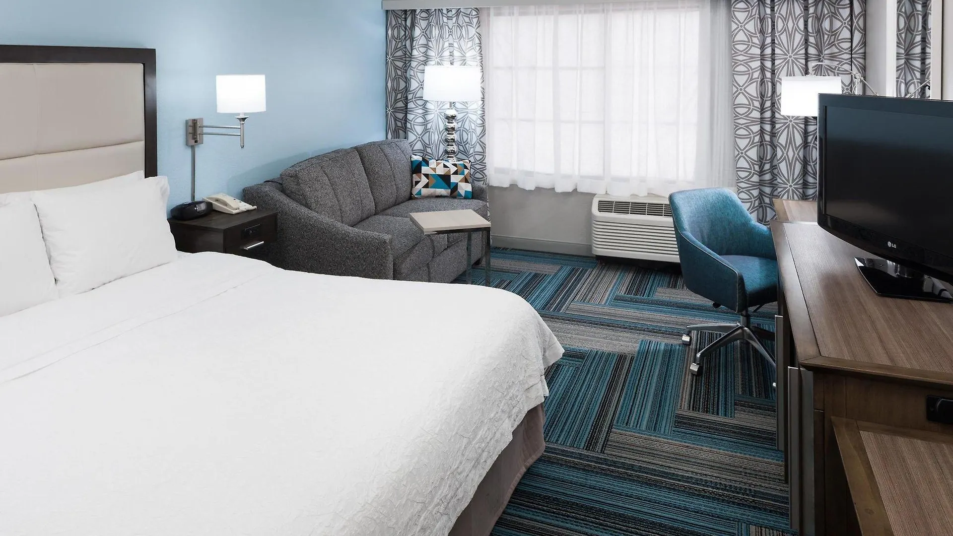 Hampton Downtown 3*