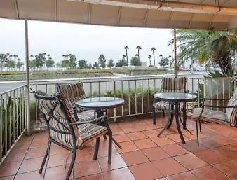 Days Harbor View Hotel 2*
