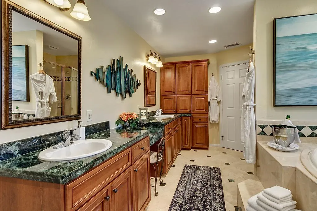 Hillcrest House 3*