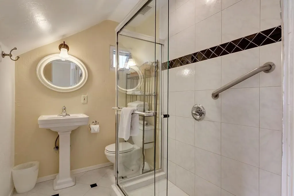 Hillcrest House Bed & Breakfast Inn 3*