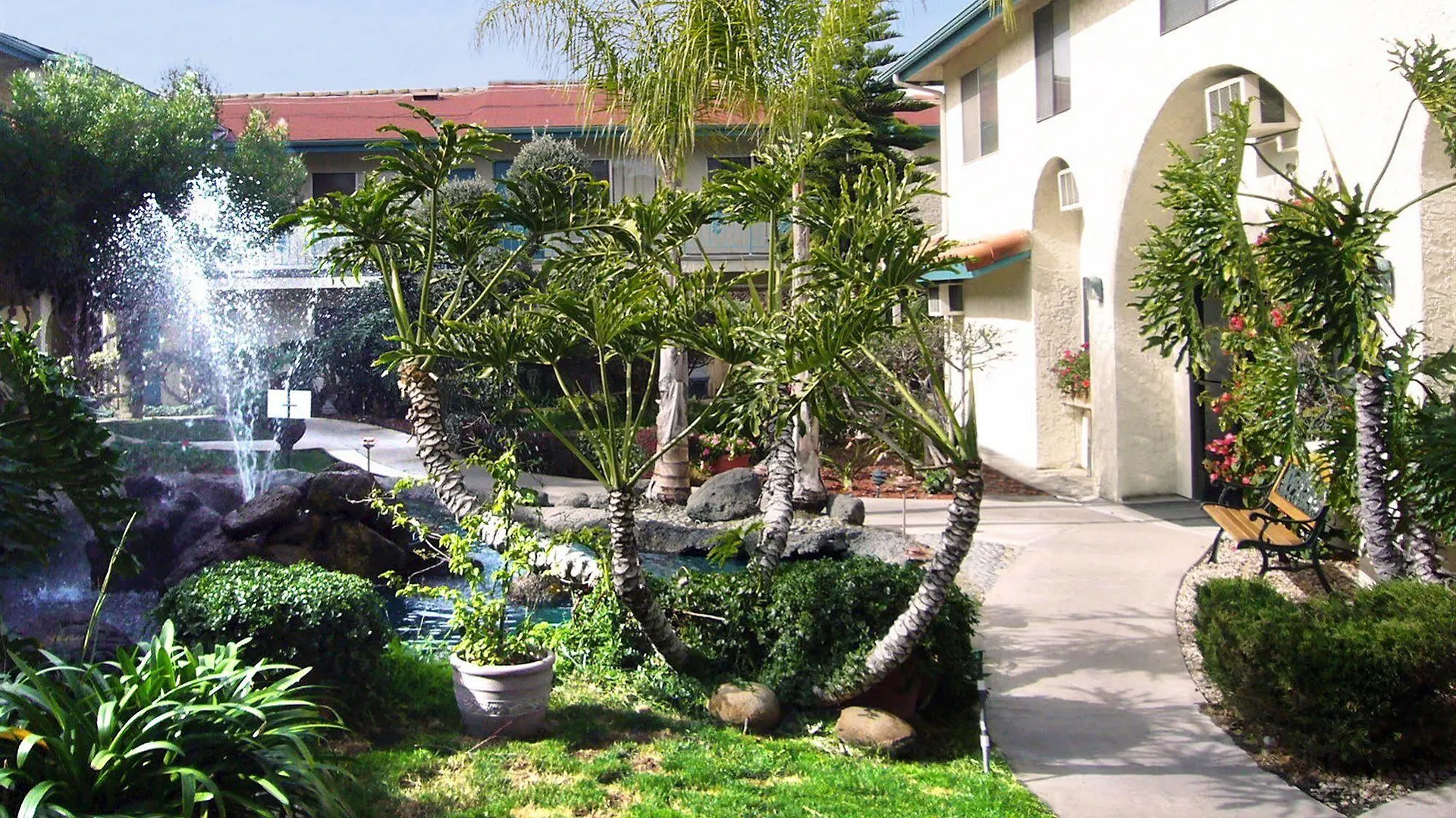 California Hotel 2*