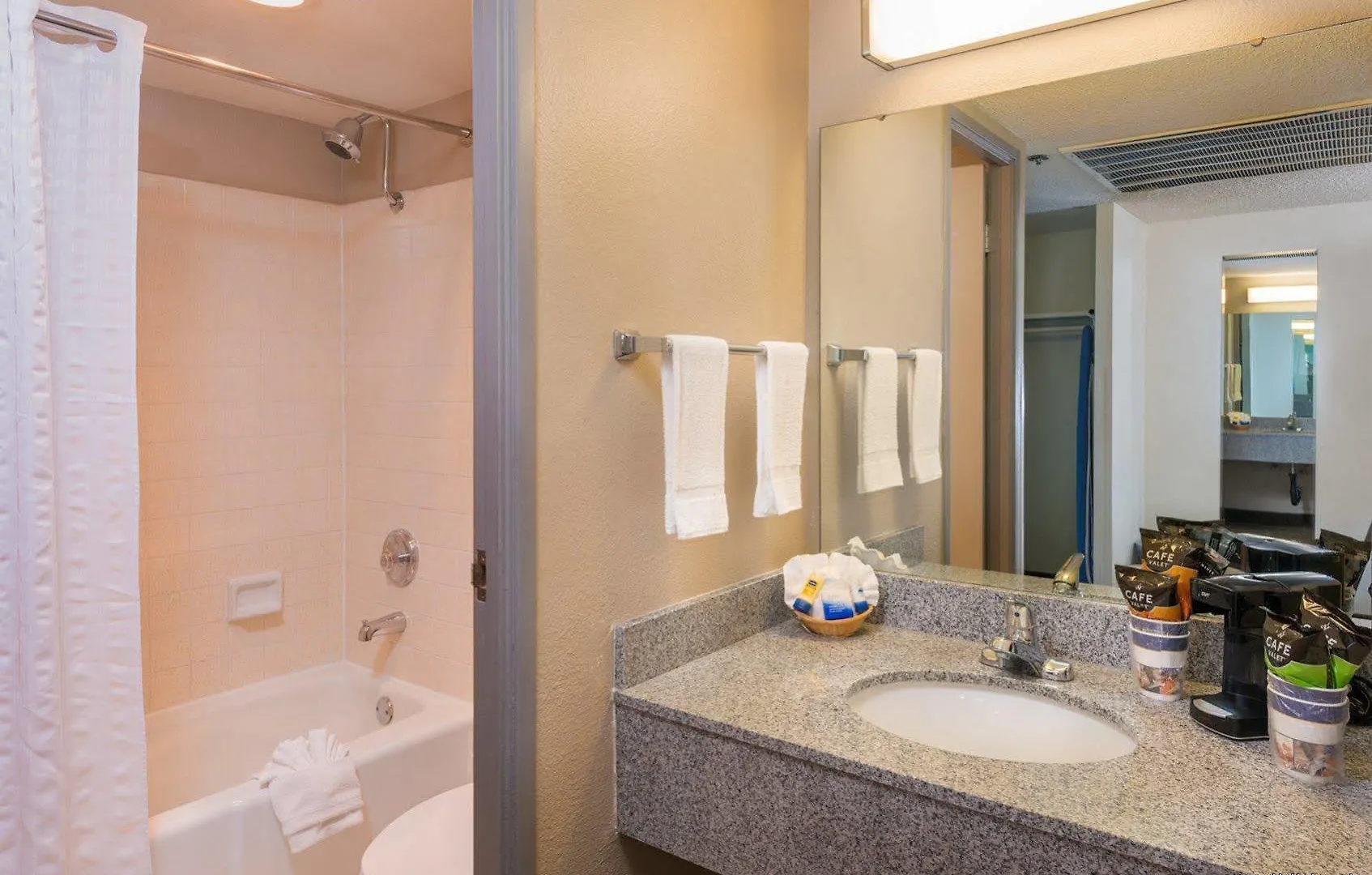 Western Yacht Harbor 3*