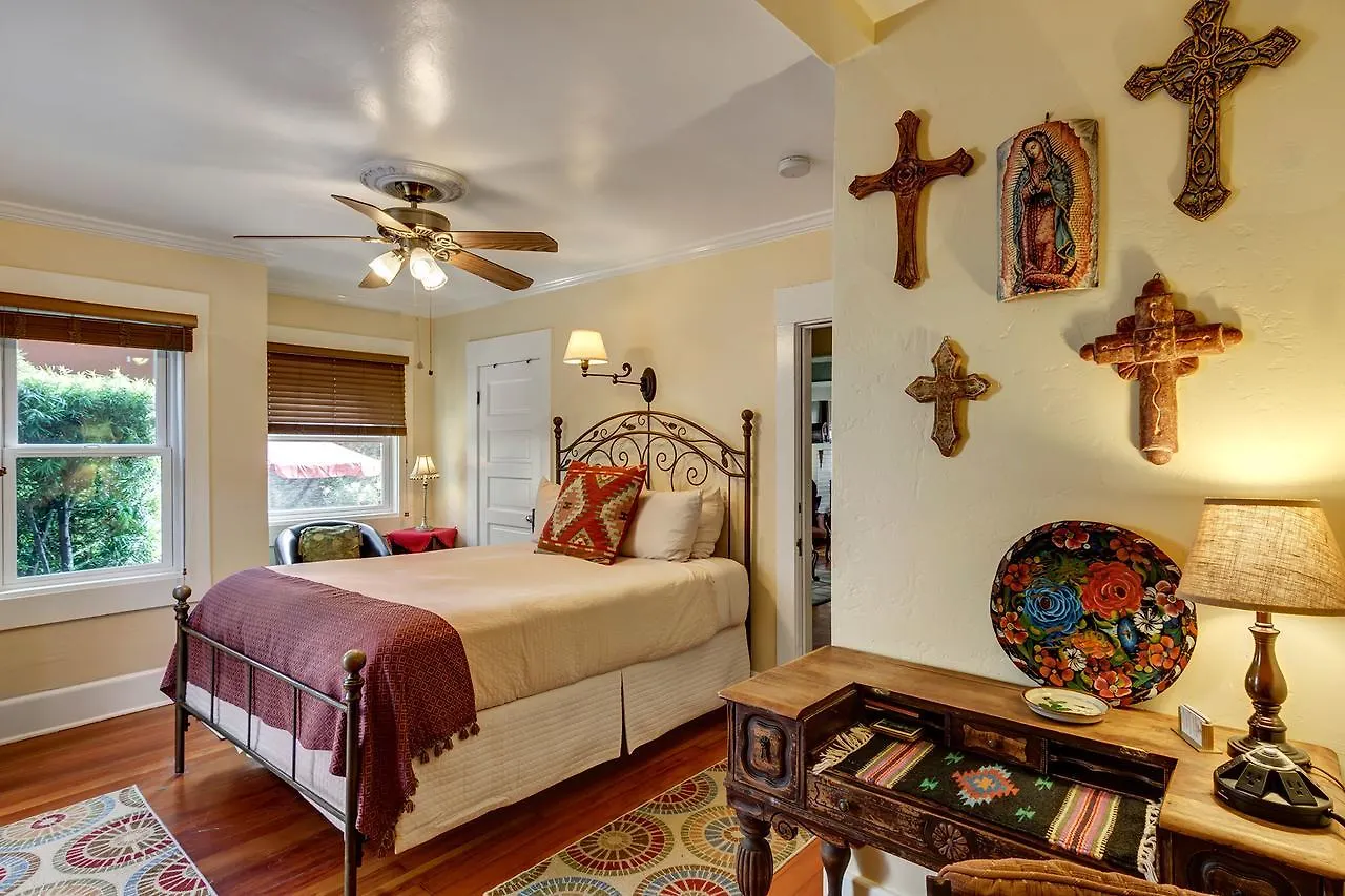 Hillcrest House 3*