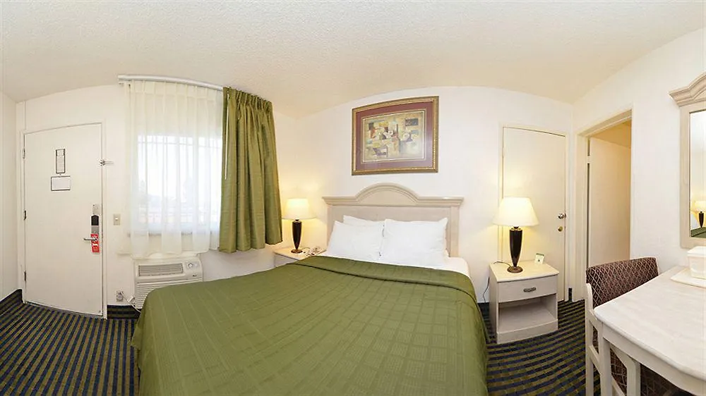 Hotel Super 8 By Wyndham Circle