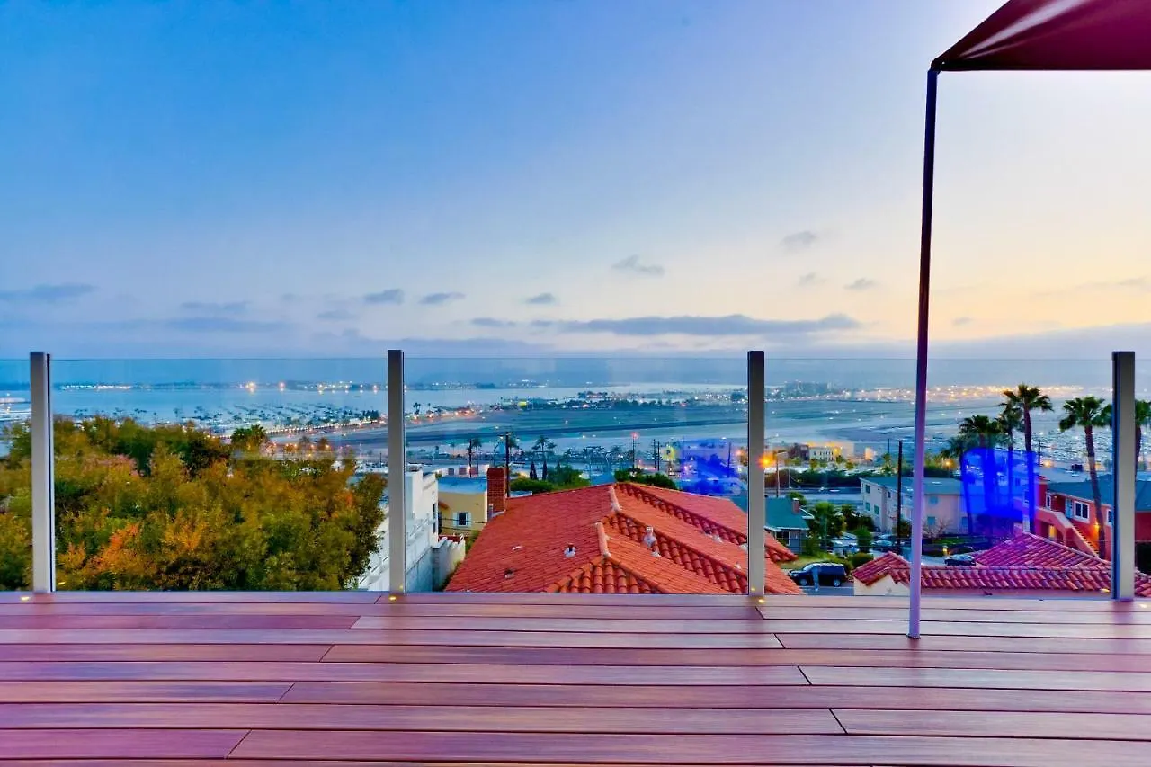 Incredible Hilltop Luxury Bay View Retreat 度假居 *
