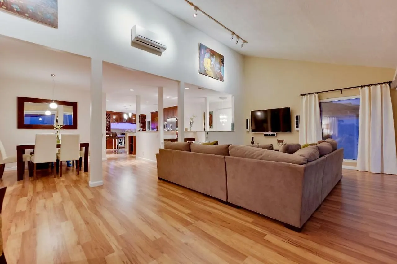 Incredible Hilltop Luxury Bay View Retreat 度假居